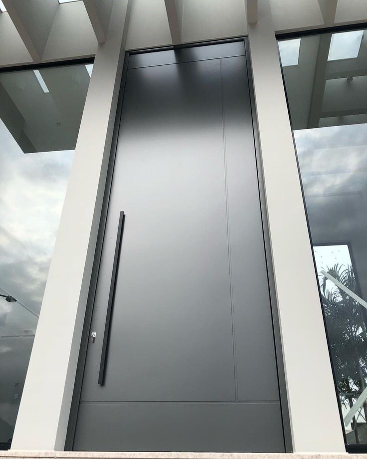 Porta externa pivotante com detalhe de puxador — BR Portas